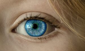 まぶたのくぼみを自宅ケアで改善する方法は？