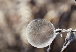 肌荒れやすい人の特徴とはどのようなものですか？