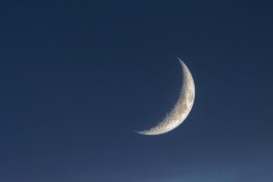 クレーターのニキビ跡を自宅ケアで改善することは可能？